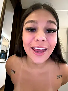 Snapshot of Alyshanon18 chatting on 11.22.25 Alyshanon18 online show from 11.22.25