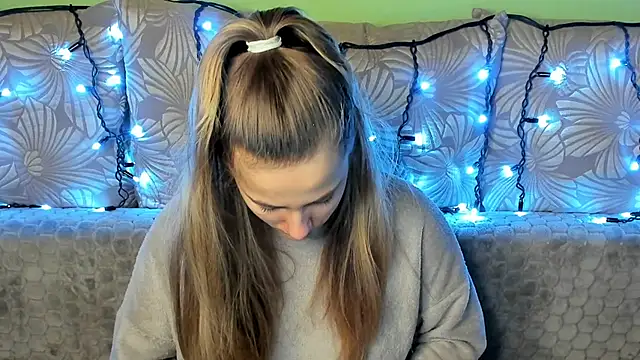 Snapshot of MaggieCake chatting on 12.03.24 MaggieCake online show from 12.03.24