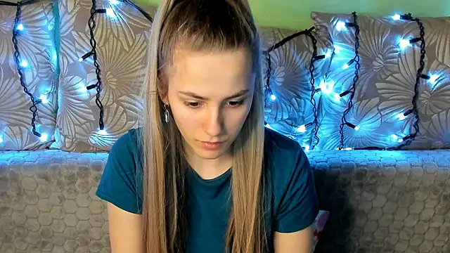 Snapshot of MaggieCake chatting on 01.27.25 MaggieCake online show from 01.27.25