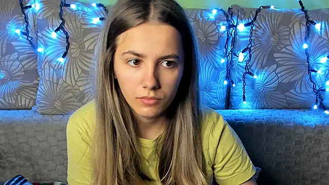 Snapshot of MaggieCake chatting on 11.03.25 MaggieCake online show from 11.03.25