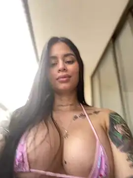 LaraHenao online show from 02.10.25