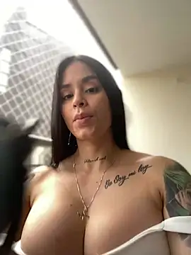 LaraHenao online show from 02.12.25