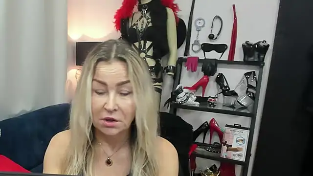 Snapshot of crystaLUX chatting on 03.05.26 crystaLUX online show from 03.05.26