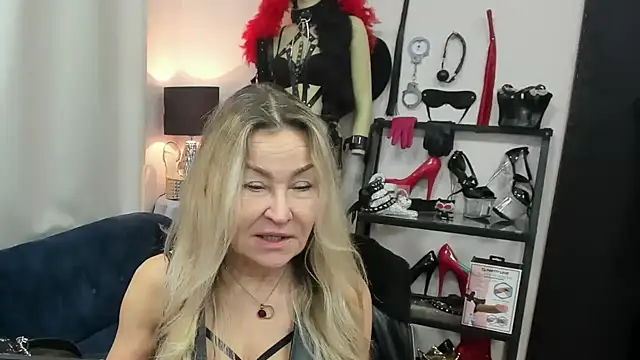 Snapshot of crystaLUX chatting on 03.09.26 crystaLUX online show from 03.09.26