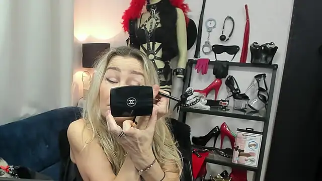 Snapshot of crystaLUX chatting on 03.10.26 crystaLUX online show from 03.10.26