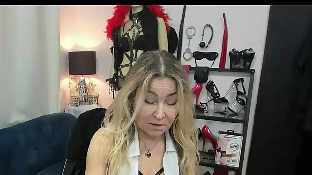 Snapshot of crystaLUX chatting on 03.17.26 crystaLUX online show from 03.17.26