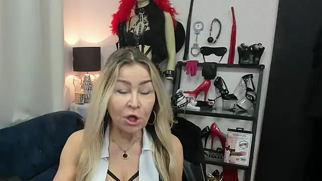 Snapshot of crystaLUX chatting on 03.18.26 crystaLUX online show from 03.18.26