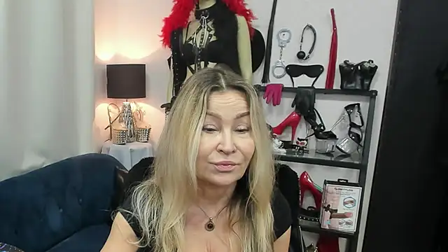 Snapshot of crystaLUX chatting on 03.24.26 crystaLUX online show from 03.24.26