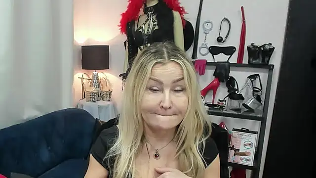 Snapshot of crystaLUX chatting on 03.27.26 crystaLUX online show from 03.27.26