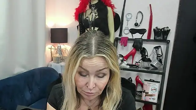 Snapshot of crystaLUX chatting on 03.27.26 crystaLUX online show from 03.27.26