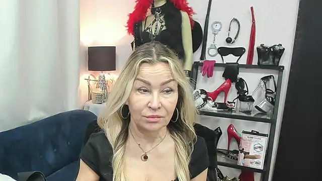 Snapshot of crystaLUX chatting on 03.31.26 crystaLUX online show from 03.31.26