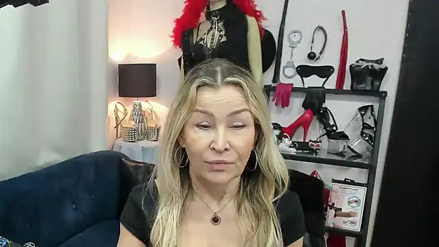 Snapshot of crystaLUX chatting on 04.02.26 crystaLUX online show from 04.02.26