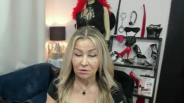 Snapshot of crystaLUX chatting on 04.03.26 crystaLUX online show from 04.03.26