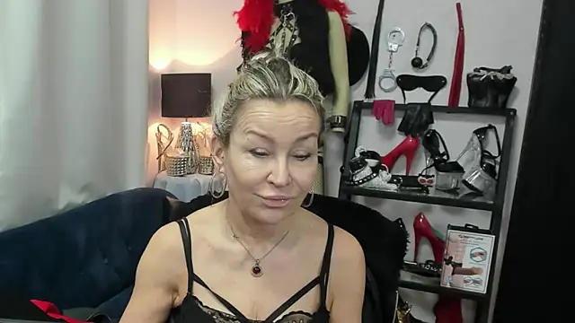 Snapshot of crystaLUX chatting on 04.15.26 crystaLUX online show from 04.15.26