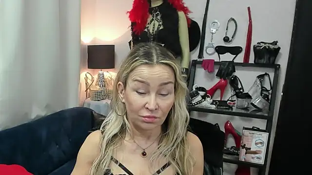 Snapshot of crystaLUX chatting on 04.16.26 crystaLUX online show from 04.16.26