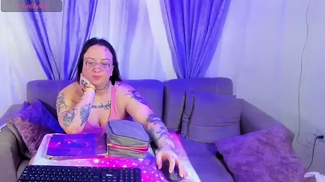 Snapshot of MiaYMolly chatting on 04.27.26 MiaYMolly online show from 04.27.26