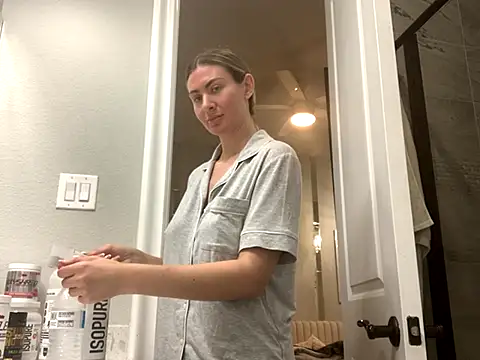 Snapshot of Alyssa_rhoades chatting on 11.19.25 Alyssa rhoades online show from 11.19.25