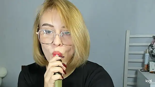 Snapshot of KindKristy chatting on 09.27.25 KindKristy online show from 09.27.25