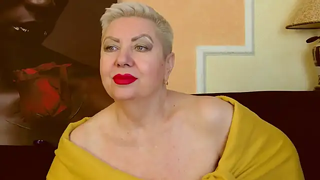 Snapshot of LadyPosh chatting on 02.08.25 LadyPosh online show from 02.08.25