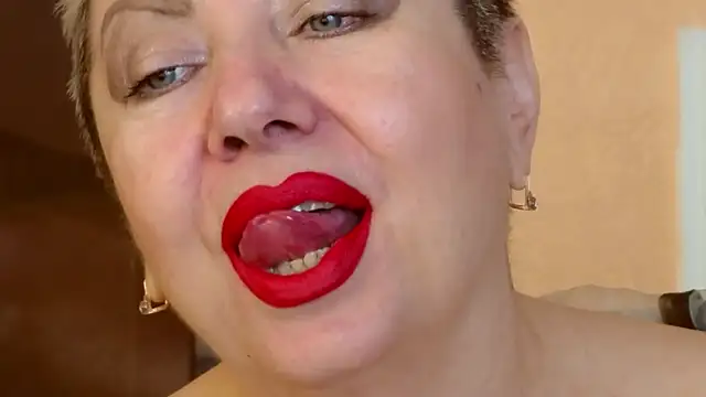 Snapshot of LadyPosh chatting on 11.07.25 LadyPosh online show from 11.07.25