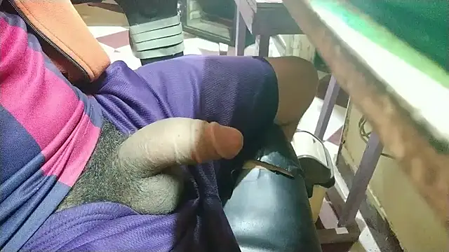 Snapshot of growing20yo chatting on 12.01.24 growing20yo online show from 12.01.24