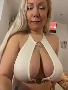 Snapshot of SofiaJoy chatting on 02.13.25 SofiaJoy online show from 02.13.25