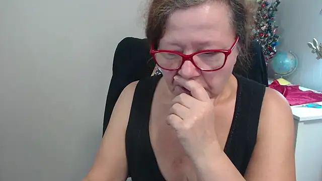 Snapshot of Adelewildx chatting on 12.18.24 Adelewildx online show from 12.18.24