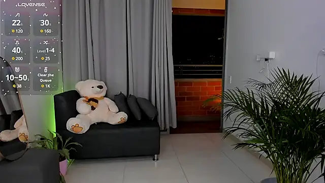 roxie gates  online show from 02.04.25