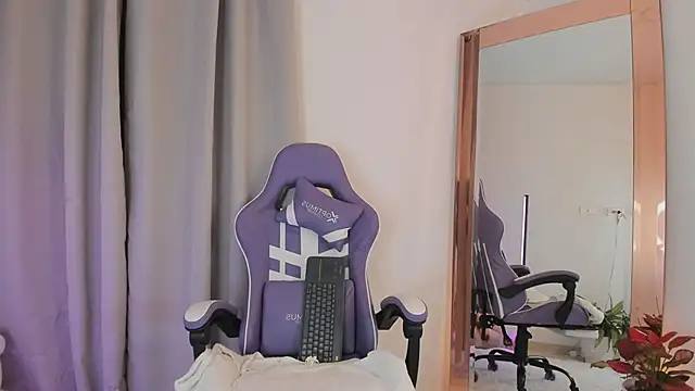 Snapshot of roxie_gates_ chatting on 02.01.26 roxie gates online show from 02.01.26