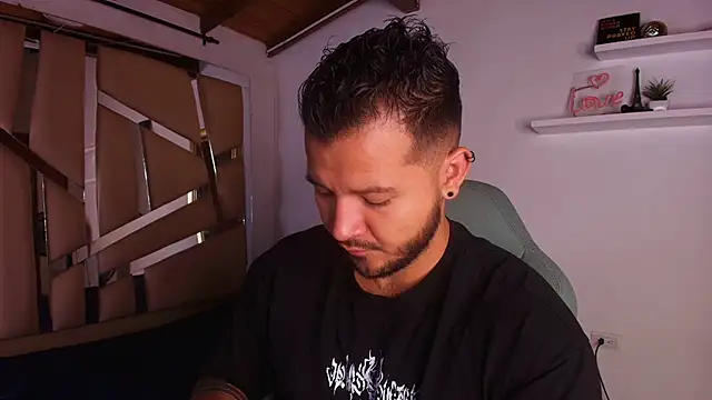 Snapshot of mister_miike chatting on 09.12.25 mister miike online show from 09.12.25