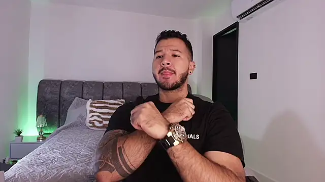 Snapshot of mister_miike chatting on 11.08.25 mister miike online show from 11.08.25