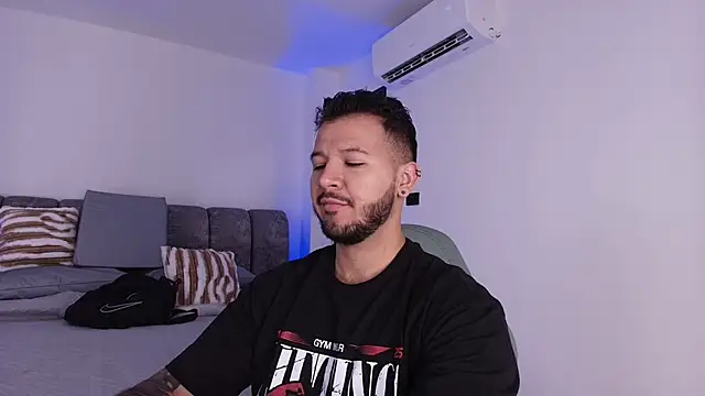 Snapshot of mister_miike chatting on 11.09.25 mister miike online show from 11.09.25