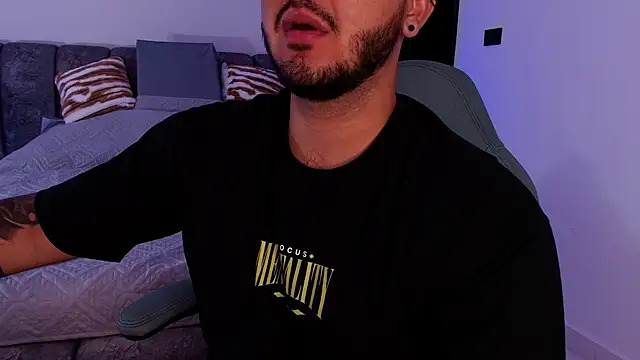 Snapshot of mister_miike chatting on 11.22.25 mister miike online show from 11.22.25