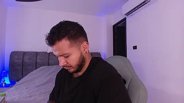 Snapshot of mister_miike chatting on 02.01.26 mister miike online show from 02.01.26