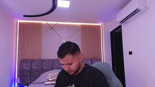 Snapshot of mister_miike chatting on 02.18.26 mister miike online show from 02.18.26