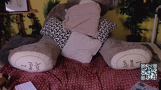 Snapshot of SuchArt_ chatting on 12.09.24 SuchArt online show from 12.09.24