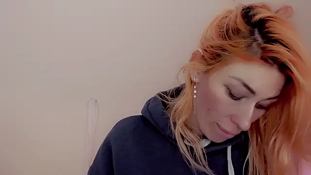 Snapshot of AnnieGOld_ chatting on 01.06.25 AnnieGOld online show from 01.06.25