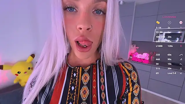 Snapshot of mikkixmeow chatting on 03.17.25 mikkixmeow online show from 03.17.25