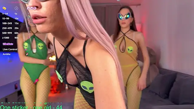 Snapshot of mikkixmeow chatting on 11.23.25 mikkixmeow online show from 11.23.25