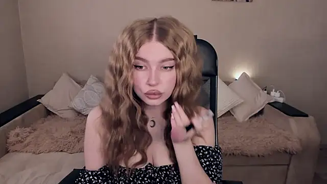 Snapshot of ViolettaLopez chatting on 03.18.25 ViolettaLopez online show from 03.18.25