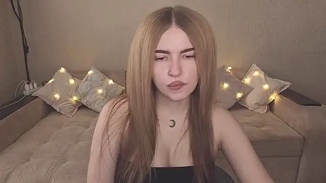 Snapshot of ViolettaLopez chatting on 10.19.25 ViolettaLopez online show from 10.19.25