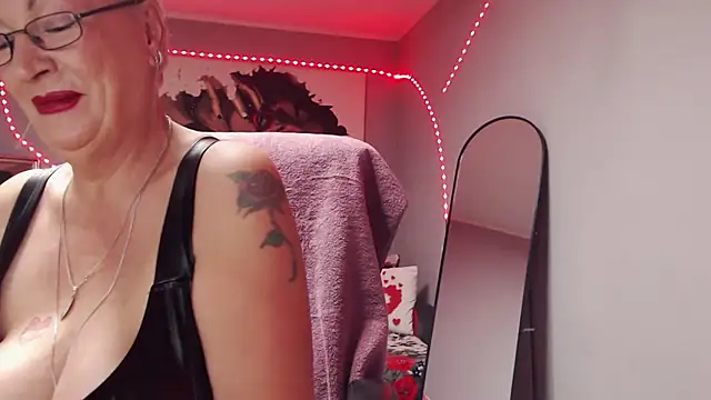 Snapshot of LaylaMilf chatting on 11.19.25 LaylaMilf online show from 11.19.25