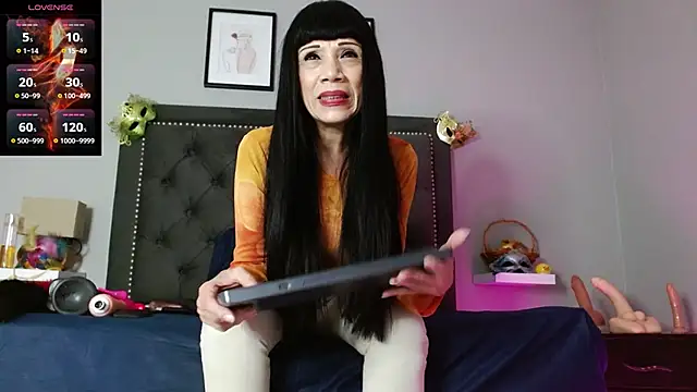 Snapshot of CharlotteLemke chatting on 10.14.25 CharlotteLemke online show from 10.14.25