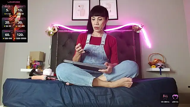 Snapshot of CharlotteLemke chatting on 11.27.25 CharlotteLemke online show from 11.27.25