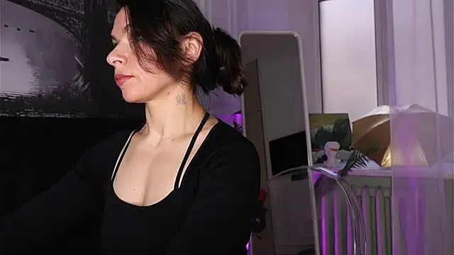 Snapshot of SofiaFoster_ chatting on 10.29.25 SofiaFoster online show from 10.29.25