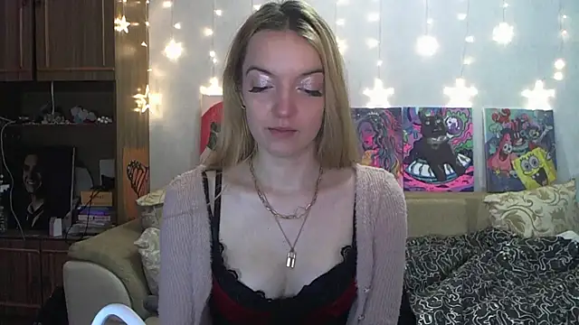 Snapshot of SecretSophia chatting on 01.04.25 SecretSophia online show from 01.04.25