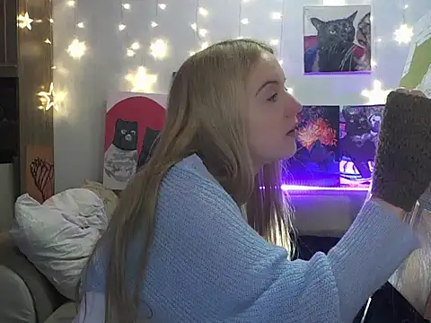 Snapshot of SecretSophia chatting on 03.18.25 SecretSophia online show from 03.18.25