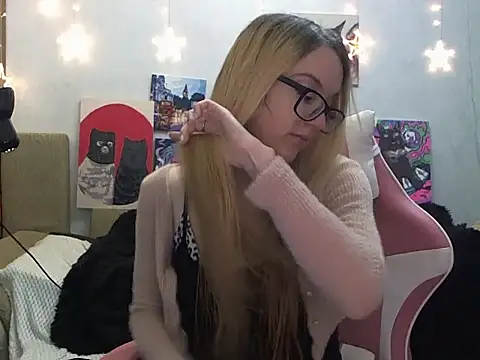 Snapshot of SecretSophia chatting on 09.20.25 SecretSophia online show from 09.20.25