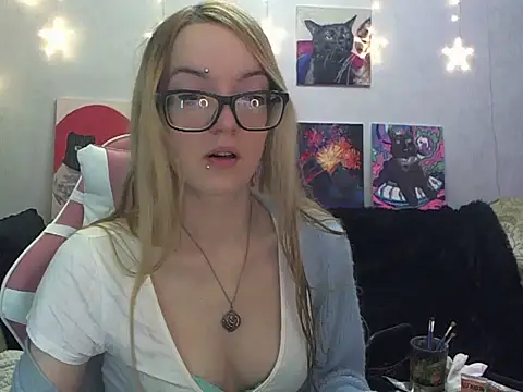 Snapshot of SecretSophia chatting on 11.22.25 SecretSophia online show from 11.22.25