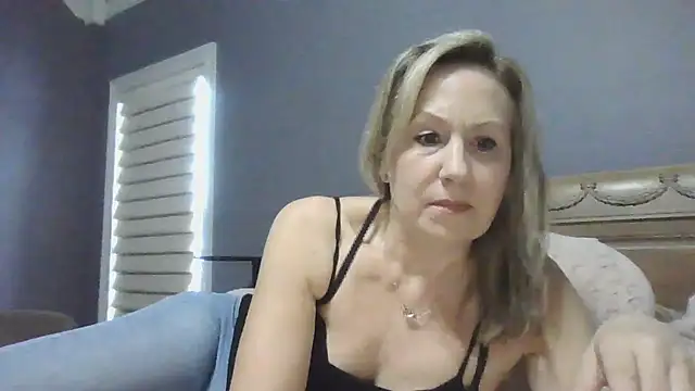 Snapshot of Lisaisluscious chatting on 02.19.25 Lisaisluscious online show from 02.19.25